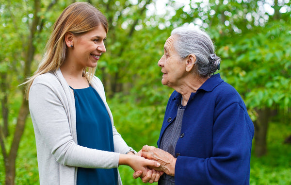 Comment favoriser une interaction bienveillante avec une personne atteinte d’Alzheimer
