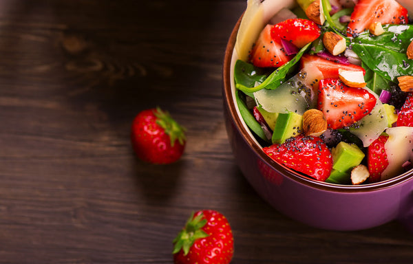 Salade de kale, fraises et avocats aux amandes