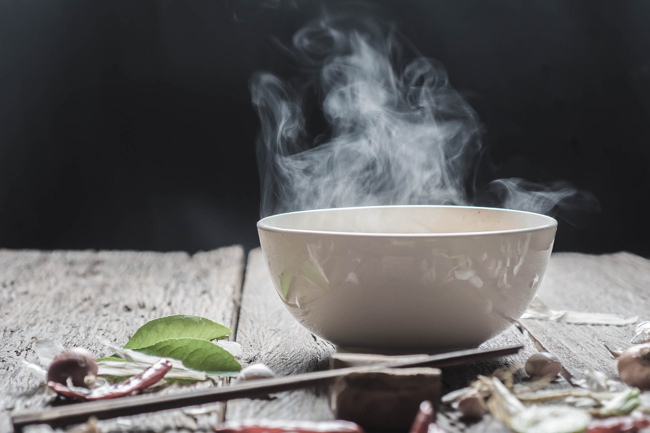 Soupe au thé vert, dinde et légumes riches en quercétine