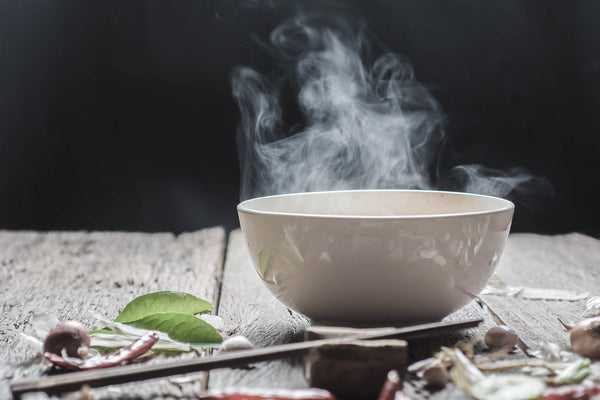 Soupe au thé vert, dinde et légumes riches en quercétine