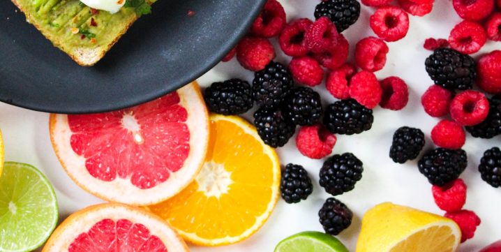 Alimentation saine avec des fruits et rôti avec une tartinade santé et un oeuf