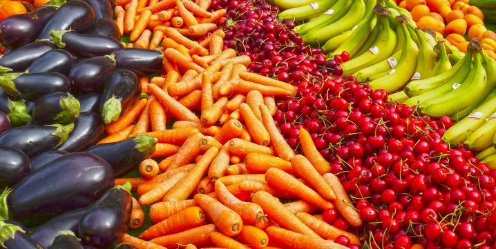 Plusieurs rangées de fruits et de légumes