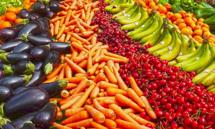 Plusieurs rangées de fruits et de légumes
