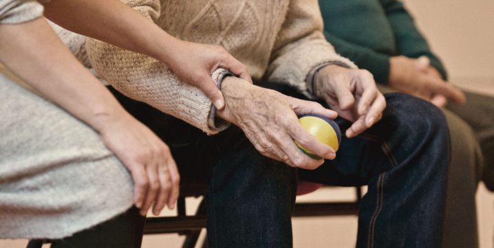 Personne âgé tenant une balle