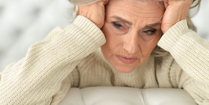 Personne âgé fatigué se tenant la tête