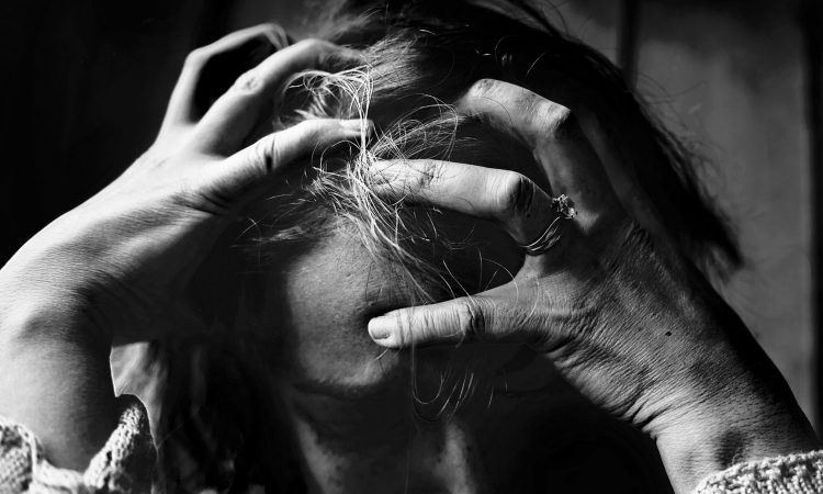 Personne tenant sa tête