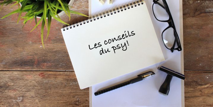Objets sur un bureau avec un livre écrit "Les conseils du psy!"