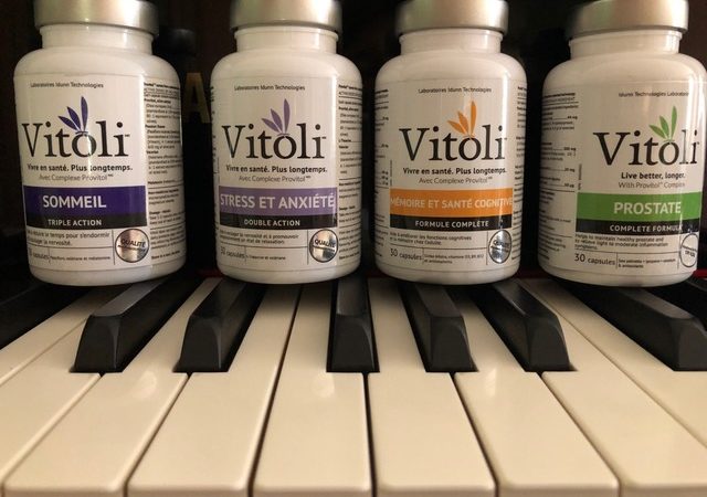 Quatre bouteilles de produits Vitoli sur un piano