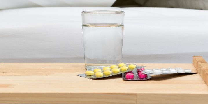 Vers d'eau avec des médicaments à côté du lit