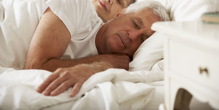 Couple âgé dormant dans un lit