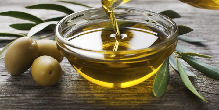 Olives et petit bol avec de l'huile d'olive