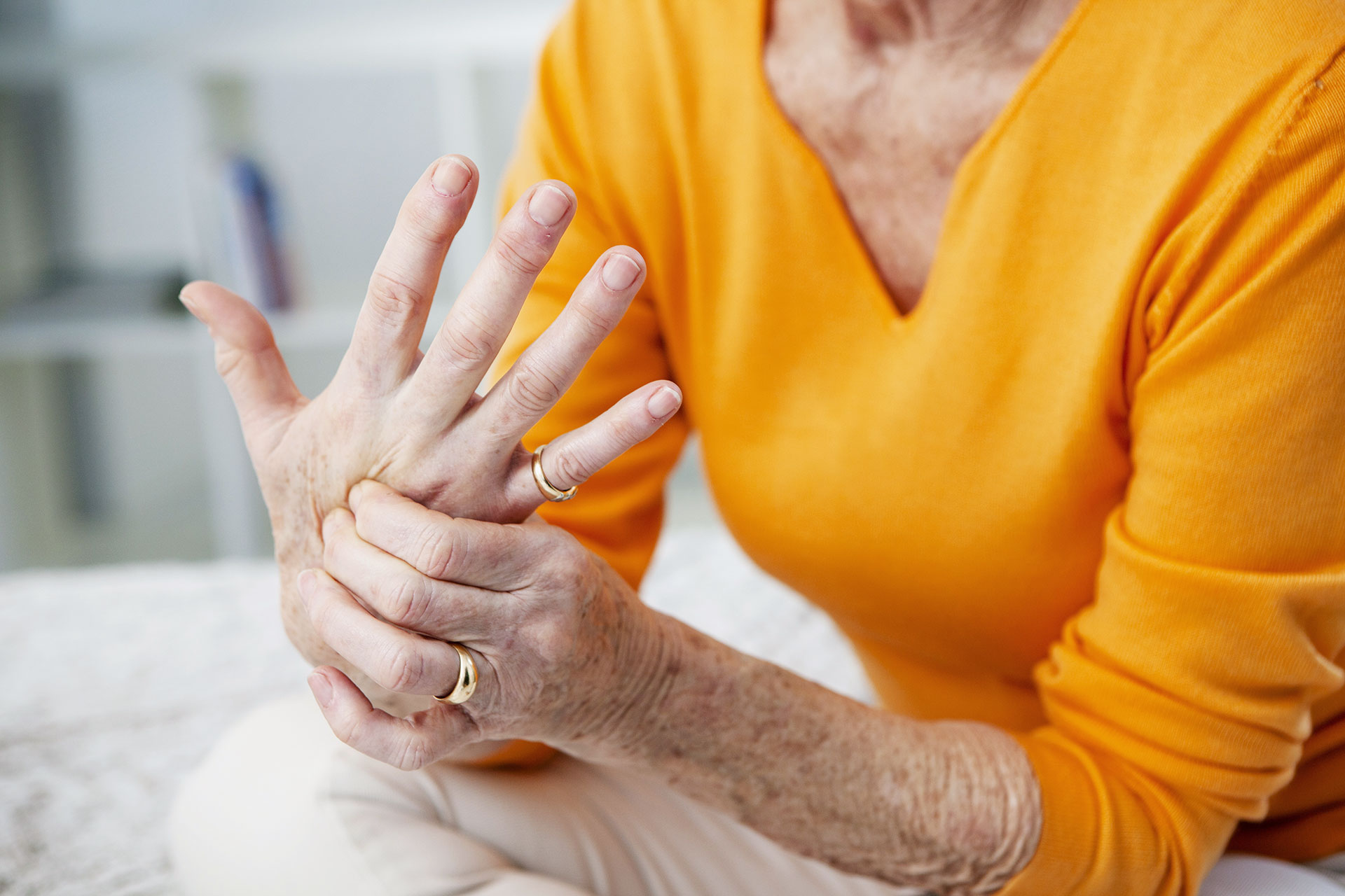 Elderly with pain in her hand