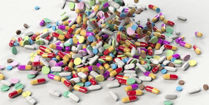 Plusieurs médicaments différents qui tombent sur une table