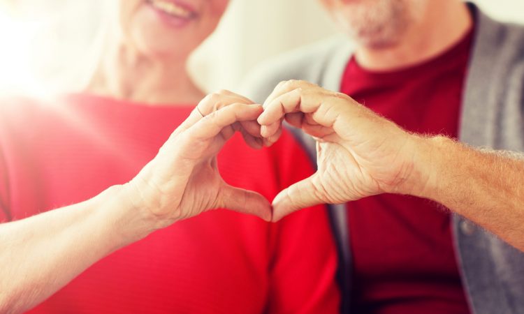 couple formant un coeur