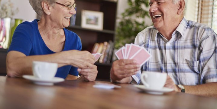 couple de personnes âgées qui jouent aux cartes