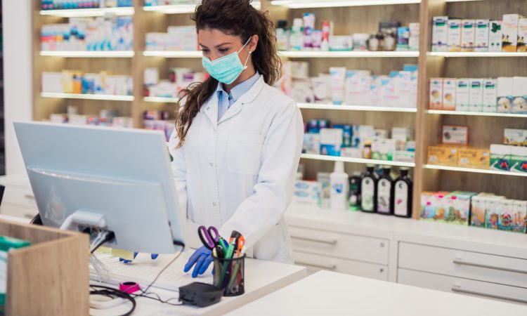 pharmacienne qui travaille avec un masque