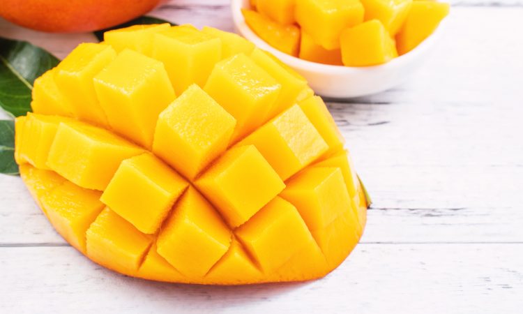 Gros plan sur une mangue coupée en morceaux
