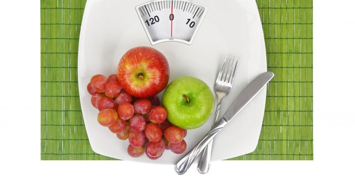 assiette qui calcul le poids avec des fruits dessus