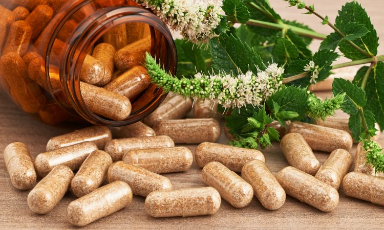 bouteille de capsules naturels et plante