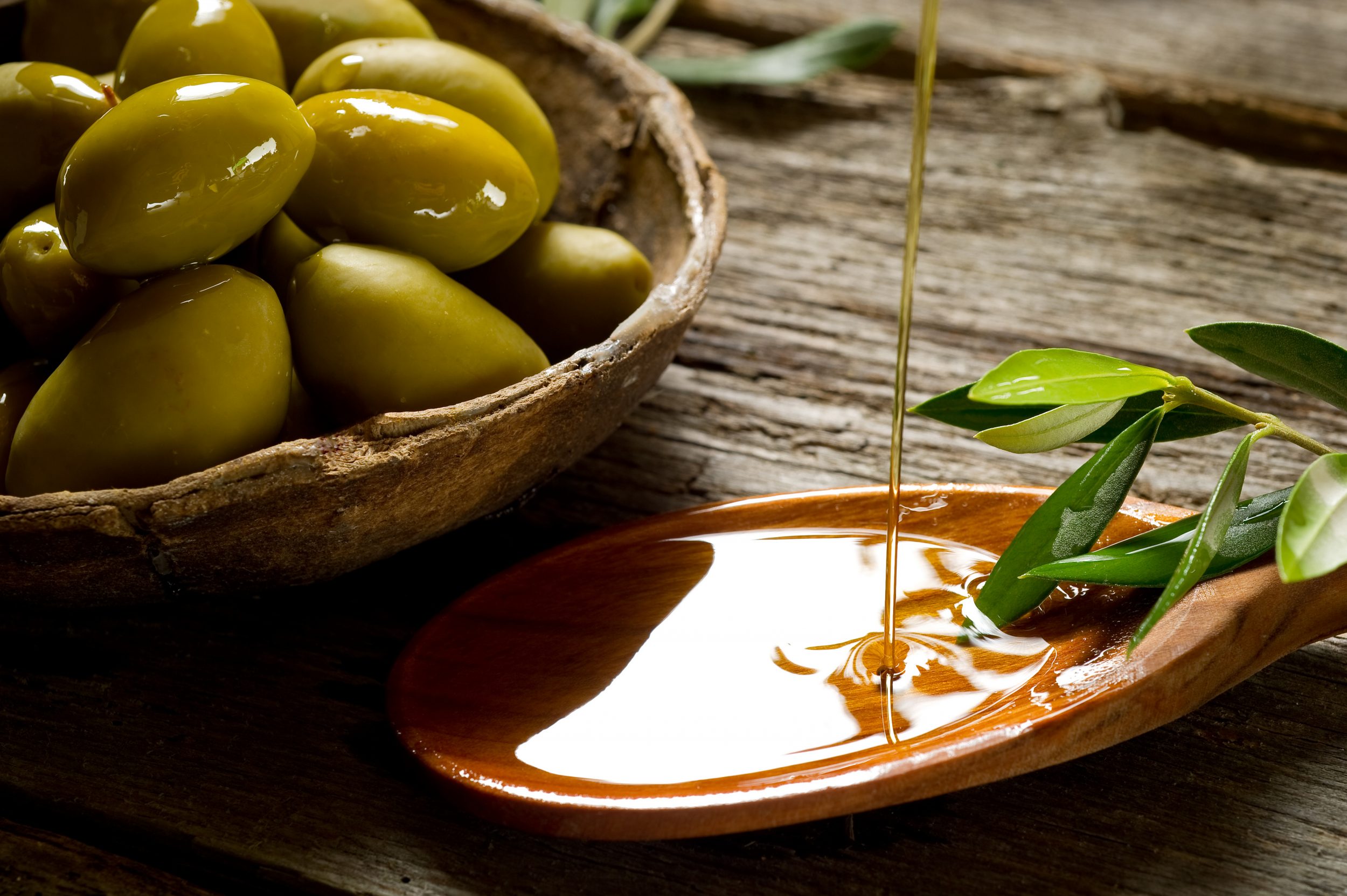 bol d'olives et huile d'olives