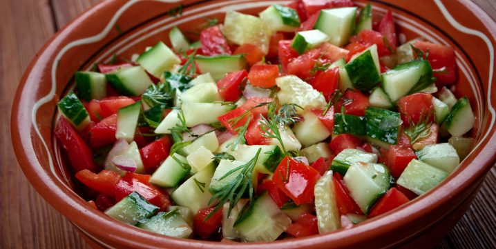 bol de salade concombre et tomate