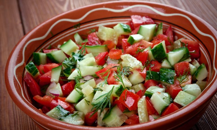 bol de salade concombre et tomate