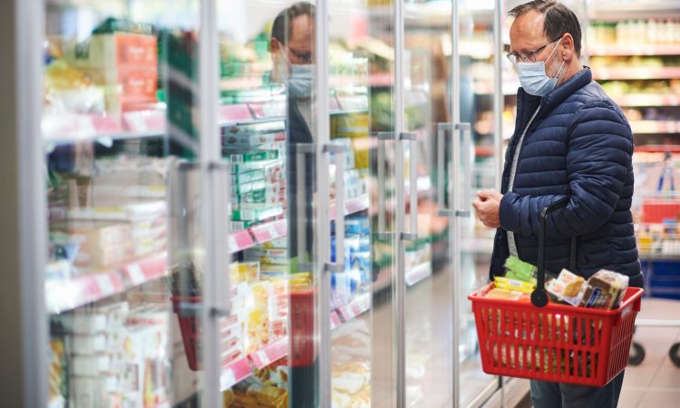 Homme à l'épicerie avec un masque