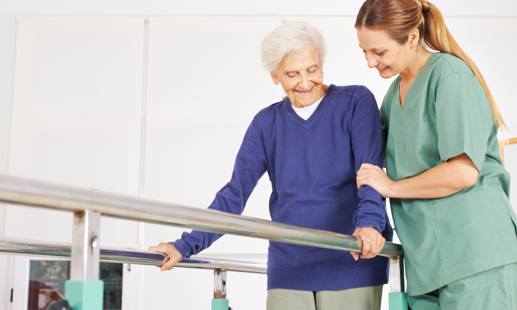 Dame âgée aidé par une physiothérapeute