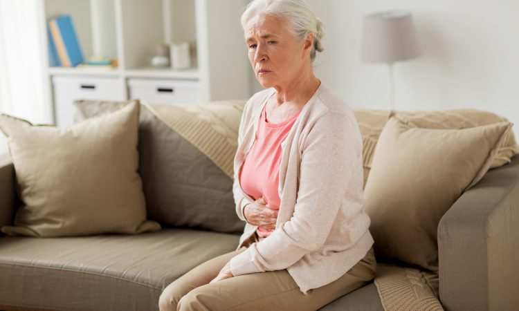 dame souffrant de problèmes de digestion et de douleur à l'estomac