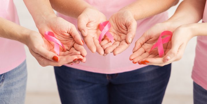 trio de femmes tenant chacune un ruban rose - cancer du sein