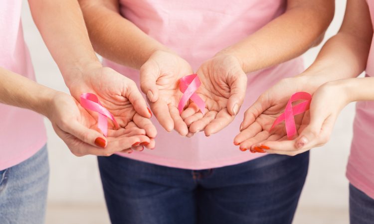 trio de femmes tenant chacune un ruban rose - cancer du sein