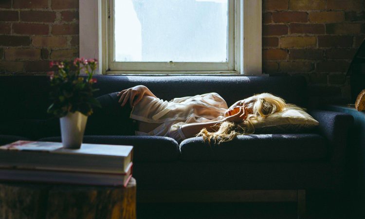 femme fatiguée étendue sur le divan