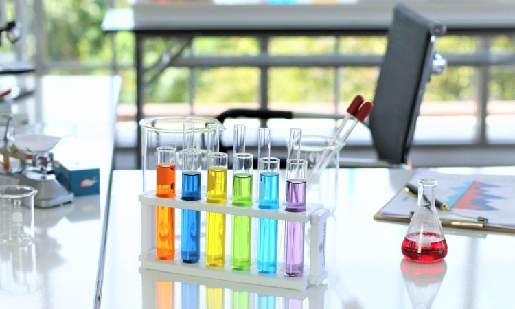 épreuves contenant des liquides colorés dans un laboratoire scientifique
