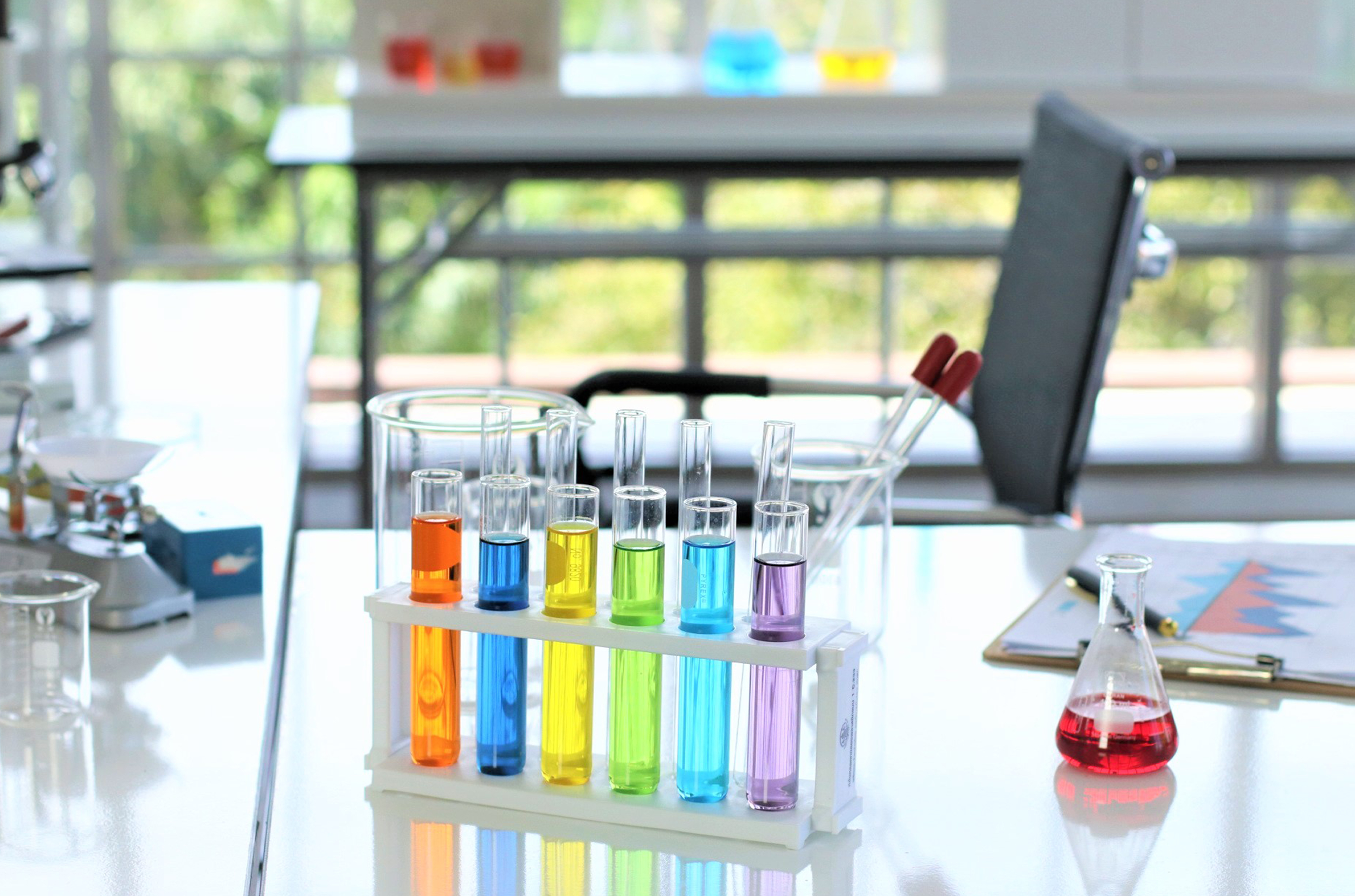 épreuves contenant des liquides colorés dans un laboratoire scientifique