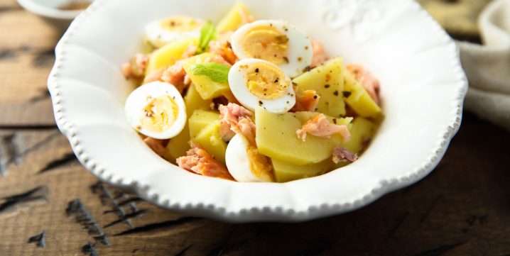 Salade de patates avec saumon et oeufs
