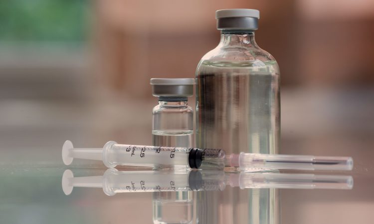 Vaccin - seringue avec liquide