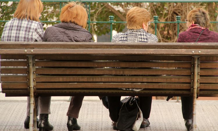 femmes âgées assises sur un banc de parc