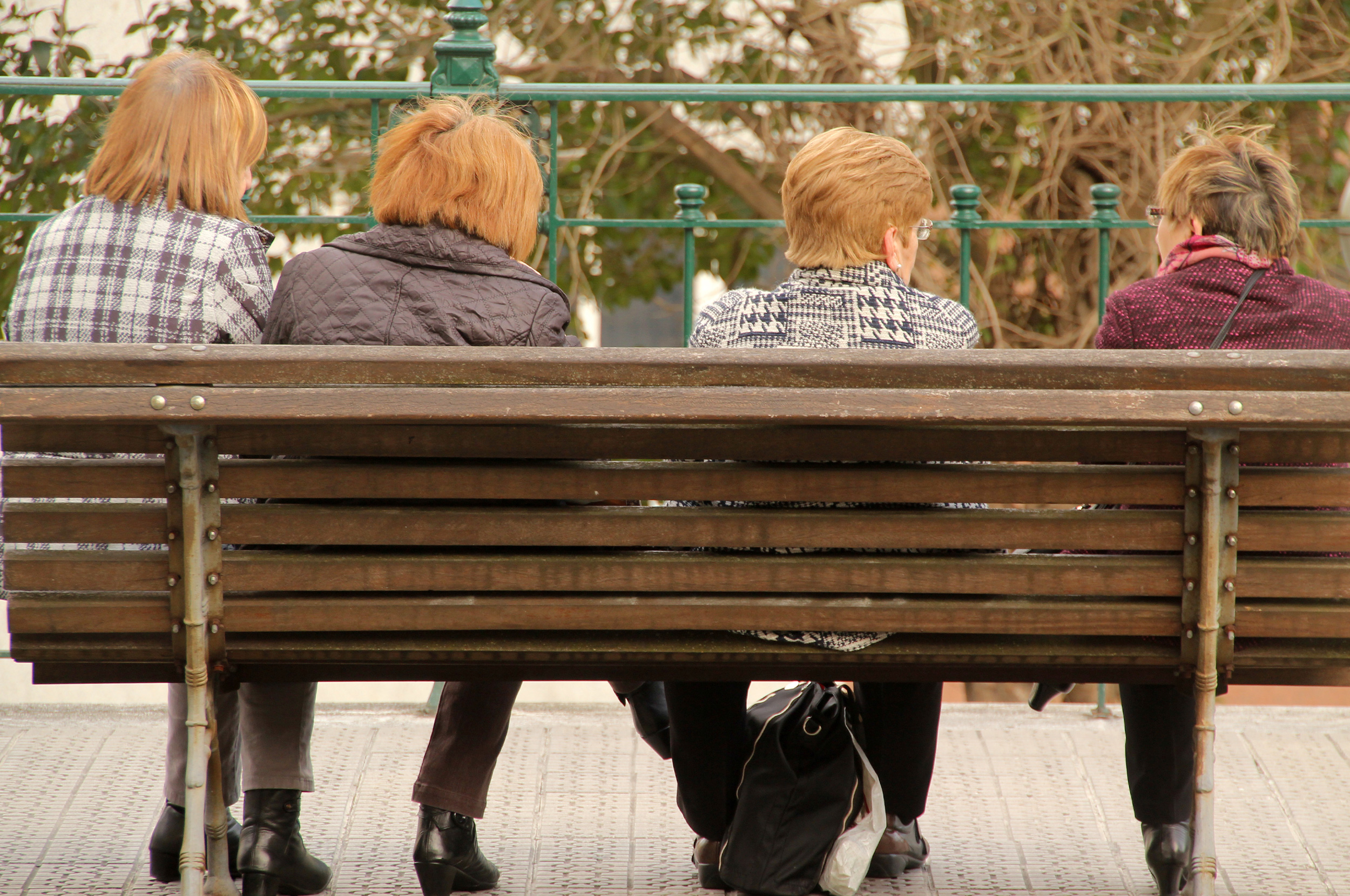 femmes âgées assises sur un banc de parc