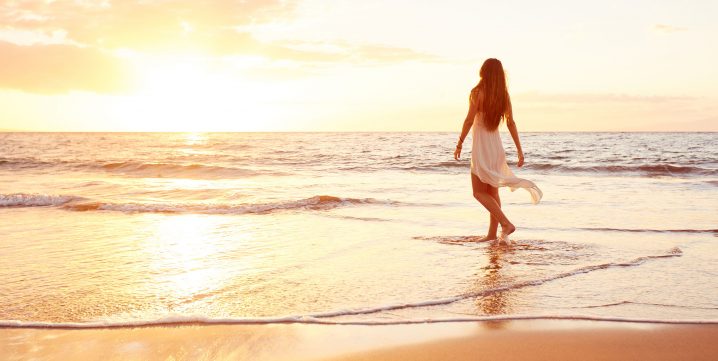 Femme libérée et heureuse à la plage