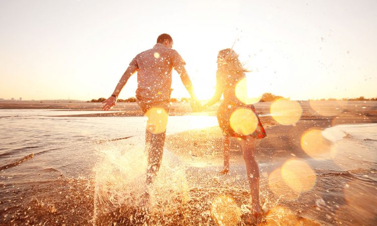 Couple heureux, plage, personnalité positive