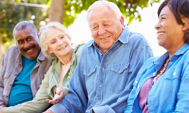 groupe d'amis matures qui rient et sont heureux