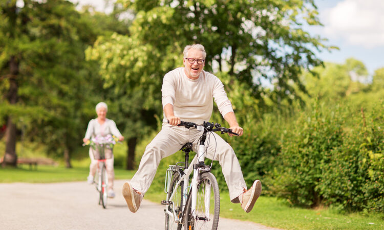 homme mature heureux de faire du vélo